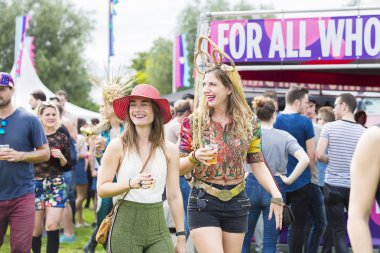 Amsterdam, Hollanda - 29 Temmuz 2017: Westerpark Milkshake Festivali'nde kadın giyinmiş