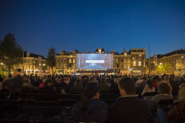 Amsterdam, Hollanda - 22 Ağustos 2018: 16-25/08/2018 tarihleri arasında düzenlenen Dünya Sineması Amsterdam'da Marie Heinekenplein'de Brezilya filmi Benzinho'nun açık hava gösterimi