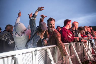 Traena, Norveç - 9 Temmuz 2016: Norveçli elektronik müzik ikilisi Ost & Kjex'in Traenafestival'deki konserinde seyirciler tezahürat yapıyor, traena adasında müzik festivali gerçekleşiyor