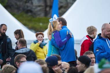 Traena, Norveç - 07 Temmuz 2016: Norveçli Dj Matoma'nın Traenafestival'deki gösterisi sırasında dans eden erkek ve kadın, traena adasında müzik festivali gerçekleşiyor