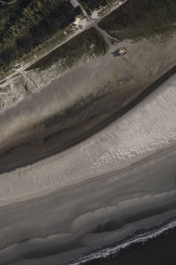 Frizian Adası Ameland plajı ve kumulunun havadan kıyı görünümü, Hollanda