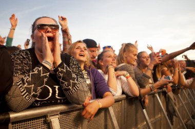 Traena, Norveç - 9 Temmuz 2016: Norveçli Punk Rock grubu Kuuk'un Traenafestival'deki konseri, küçük Traena adasında müzik festivali gerçekleşiyor
