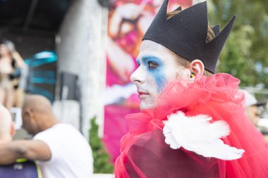 Amsterdam, Hollanda - 30 Temmuz 2017: Westerpark Milkshake Festivali'nde siyah taçlı pandomimci genç adam