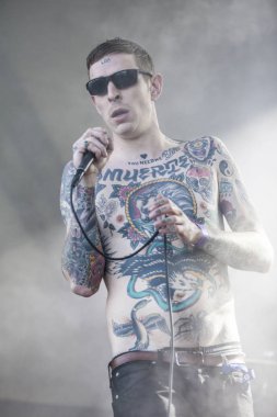 Traena, Norveç - 07 Temmuz 2016: Norveçli punk rock grubu Viagra Boys'un Traenafestival'deki konseri, traena adasında müzik festivali gerçekleşiyor