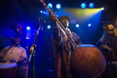 Amsterdam, Hollanda - 17 Şubat 2016: Paradiso Bitterzoet konser salonunda Mali Bko Quintet'ten Afrikalı grubun konseri.