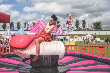 Amsterdam, Hollanda - 29 Temmuz 2017: Westerpark Milkshake Festivali'nde rodeo gibi penise binen travesti adam