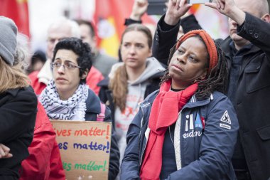 Amsterdam, Hollanda - 6 Şubat 2016: Irkçılığı ve İslamofobi'yi protesto etmek için düzenlenen 