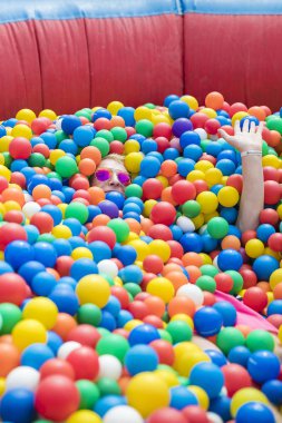 Amsterdam, Hollanda - 29 Temmuz 2017: Westerpark Milkshake Festivali'nde renkli bir top havuzunda eğlenen gençler