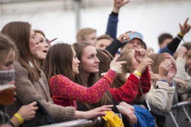 Traena, Norveç - 08 Temmuz 2016: Norveçli Pop grubunun Traenafestival'deki konserinde seyirciler tezahürat yapıyor, küçük Traena adasında müzik festivali gerçekleşiyor