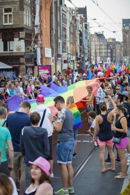 Amsterdam, Hollanda - 23 Temmuz 2016: Pride Walk, Raimbow bayrağı yayıldı ve Pembe Cumartesi Gay Euro Pride kutlamaları sırasında Vondelpark'tan Dam Meydanı'na gösteri geçit töreni sırasında insanlar tarafından düzenlendi
