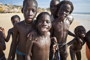 Senegal, Ferlo rezervi, 2 Kasım 2013: okula giderken geleneksel kıyafetli genç kızlar.