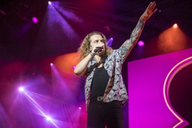 Nyon, İsviçre - 19 Temmuz 2017: Fransız pop şarkıcısı Julien Dore'un Paleo Festivali'ndeki konseri
