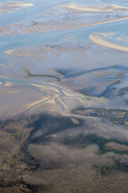 çamur ve kum banka su sarma ile düşük gelgit mudflat kıyı şeridi havadan görünümü, Frizya adası Ameland, Hollanda