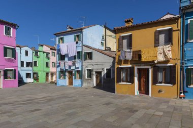 Burano, İtalya - 22 Mart 2018: İtalya 'nın Venedik, Burano adasındaki ünlü balıkçı köyünde renkli binalar