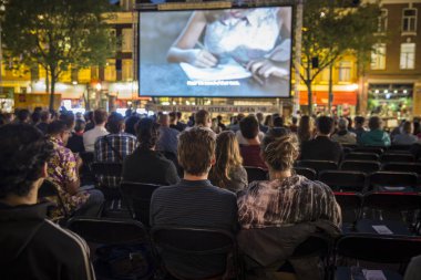 Amsterdam, Hollanda - 20 Ağustos 2015: 14-23/08/2015 tarihleri arasında düzenlenen Dünya Sineması Amsterdam festivali sırasında Marie Heinekein Plein'de Kolombiyalı todos se van'ın açık hava gösterimi