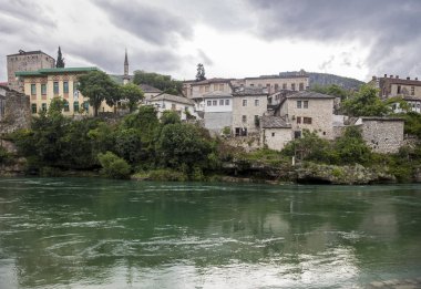 Neretva Nehri kıyısından Old Town Mostar görünümü, Bosna-Hersek.