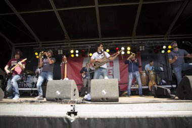 Amsterdam, Hollanda - 3 Temmuz 2016: Alternatif Cezayirli grup Djmawi Africa'nın Amsterdam Roots Open Air konseri, Oosterpark'ta düzenlenen ücretsiz halk kültür festivali