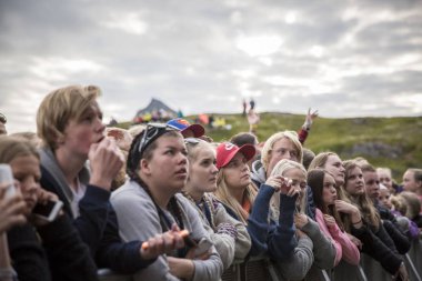 Traena, Norveç - 07 Temmuz 2016: Norveçli şarkıcı Astrid S'nin Traenafestivalen'deki konserinde tezahürat lar, küçük Traena adasında düzenlenen müzik festivali