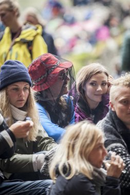 Traena, Norveç - 09 Temmuz 2016: Avustralyalı şarkıcı Ry X'in Traena müzik festivalinde Sana Adası'ndaki Kirkehelleren Katedralmağarası'ndaki konserinde seyirci