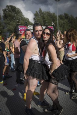 Amsterdam, Hollanda - 30 Temmuz 2017: Westerpark'taki Milkshake Festivali'nde eğlenen arkadaşlar