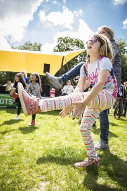 Amsterdam, Hollanda - 3 Temmuz 2016: Amsterdam Roots Open Air'de çocuklarla dans atölyesi, Oosterpark'ta düzenlenen ücretsiz halk kültür festivali