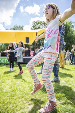 Amsterdam, Hollanda - 3 Temmuz 2016: Amsterdam Roots Open Air'de çocuklarla dans atölyesi, Oosterpark'ta düzenlenen ücretsiz halk kültür festivali
