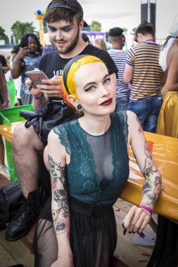 Amsterdam, Hollanda - 29 Temmuz 2017: Westerpark Milkshake Festivali'nde sarı saçlı ve tattoes li kız