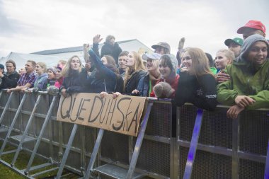 raena, Norveç - 6 Temmuz 2017: Norveçli reggae ska grubu Queduhska'nın Traenafestival'deki konserinde seyirciler tezahürat yapıyor, traena adasında müzik festivali gerçekleşiyor
