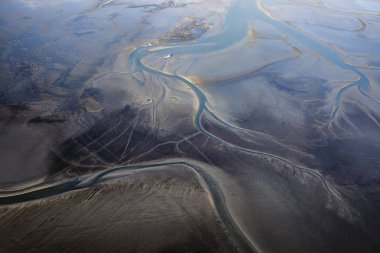 çamur ve kum banka su sarma ile düşük gelgit mudflat kıyı şeridi havadan görünümü, Frizya adası Ameland, Hollanda