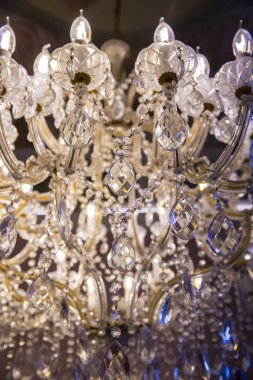 antik kristal avize yakın