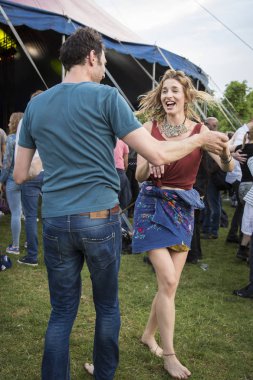 Amsterdam, Hollanda - 5 Temmuz 2015: Kolombiyalı grup La-33'ün konseri sırasında - Amsterdam Roots Open Air sırasında salsa dansı yapanlar, Park Frankendael'de 05/07/2015 tarihinde kültürel festival düzenlendi