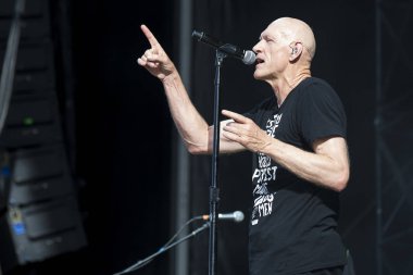 Nyon, İsviçre - 19 Temmuz 2017: Avustralyalı rock grubu Midnight Oil'in Paleo Festivali'nde konseri