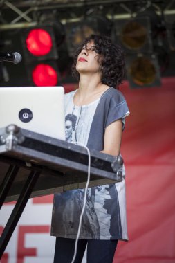 Amsterdam, Hollanda - 3 Temmuz 2016: Amsterdam Roots Open Air'de alternatif Electro-Hip Hop Faslı grup N3rdistan konseri, Oosterpark'ta ücretsiz halk kültür festivali düzenlendi