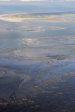 çamur ve kum banka su sarma ile düşük gelgit mudflat kıyı şeridi havadan görünümü, Frizya adası Ameland, Hollanda