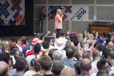 Amsterdam, Hollanda - 23 Temmuz 2016: 2016 Gay Euro Pride için Vondelpark'taki Pembe Cumartesi kutlamaları sırasında Vondelpark Açık Hava Tiyatrosu'nda şarkı söyleyen Anita Meyer konseri