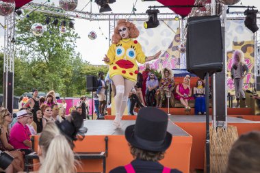 Amsterdam, Hollanda - 30 Temmuz 2017: Westerpark Milkshake Festivali'nde sahne bir sünger Bob kazak ile giymiş bir drag queen ile gösteri