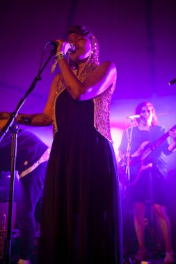 Traena, Norveç - 11 Temmuz 2014: Norveçli elektronik soul şarkıcısı Nosizwe'nin Traenafestival'deki konserinde, traena adasında düzenlenen müzik festivali