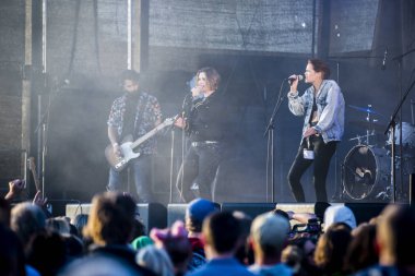 Traena, Norveç - 9 Temmuz 2016: Norveçli Punk Rock grubu Kuuk'un Traenafestival'deki konseri, küçük Traena adasında müzik festivali gerçekleşiyor