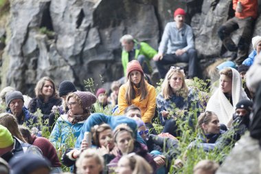 Traena, Norveç - 09 Temmuz 2016: Avustralyalı şarkıcı Ry X'in Traena müzik festivalinde Sana Adası'ndaki Kirkehelleren Katedralmağarası'ndaki konserinde seyirci