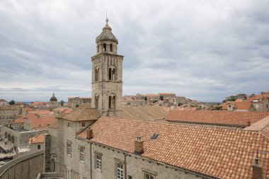 Saint Dominic Kilisesi çan kulesi ve eski şehir Dubrovnik, Hırvatistan Dominik Manastırı kırmızı çatılar