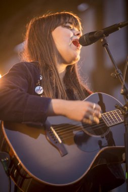 Traena, Norveç - 10 Temmuz 2014: İsveçli rock grubu First Aid Kit'in Traenafestival'deki konseri sırasında, traena adasında müzik festivali gerçekleşiyor