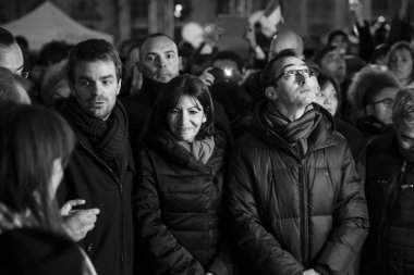 Paris, Fransa- 10 Ocak 2016: Place de la Repbublique, bombalı saldırı ve silahlı saldırı kurbanlarının anısına düzenlenen tören, Charlie Hebdo terör saldırısı ve 