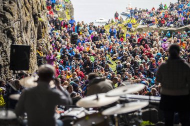 Traena, Norveç - 11 Temmuz 2015: Norveçli şarkıcı Anneli Drecker'ın Sanna Adası'ndaki Kirkehelleren Katedrali Mağarası'nda, Traenafestival'de konseri, traena adasında düzenlenen müzik festivali.
