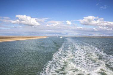 Deniz kıyısı manzarası, su, kumsal ve beyaz bulut, Royan, Fransa yakınlarında garonne halis