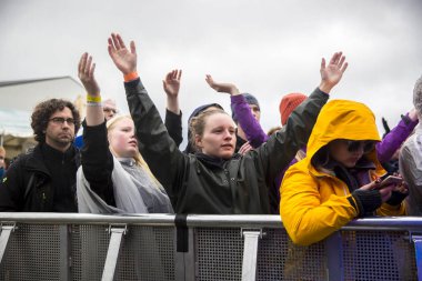 Traena, Norveç - 9 Temmuz 2016: Norveçli müzisyen ve söz yazarı Ida Maria'nın Traenafestival'deki konserinde seyirciler tezahürat yapıyor, traena adasında müzik festivali gerçekleşiyor