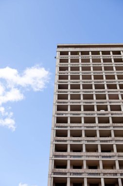 Modern ofis ya da mavi gökyüzü ve bulutlu konut binaları Lyon France