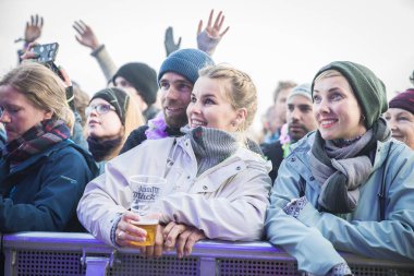 Traena, Norveç - 6 Temmuz 2017: Amerikalı blues rock grubu Rafferty'nin Traenafestival'deki konserinde seyirciler tezahürat yapıyor, traena adasında müzik festivali düzenleniyor