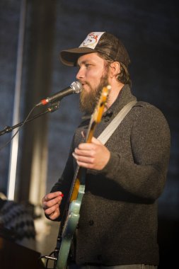 Traena, Norveç - 11 Temmuz 2014: Norveçli şarkıcı ve gitarist Erlend Oyefeaturing İzlandalı grup Hjalmarat'ın Traenafestival konseri sırasında, küçük Traena adasında düzenlenen müzik festivali