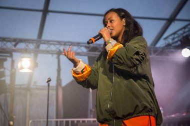Traena, Norveç - 07 Temmuz 2016: İsveç merkezli Somalili şarkıcı Cherrie Hersi'nin Traenafestival'de konseri, traena adasında müzik festivali gerçekleşiyor