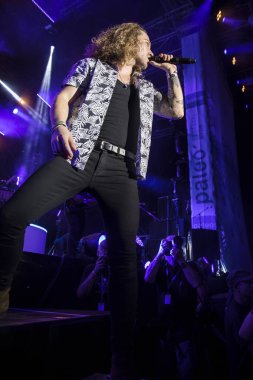 Nyon, İsviçre - 19 Temmuz 2017: Fransız pop şarkıcısı Julien Dore'un Paleo Festivali'ndeki konseri